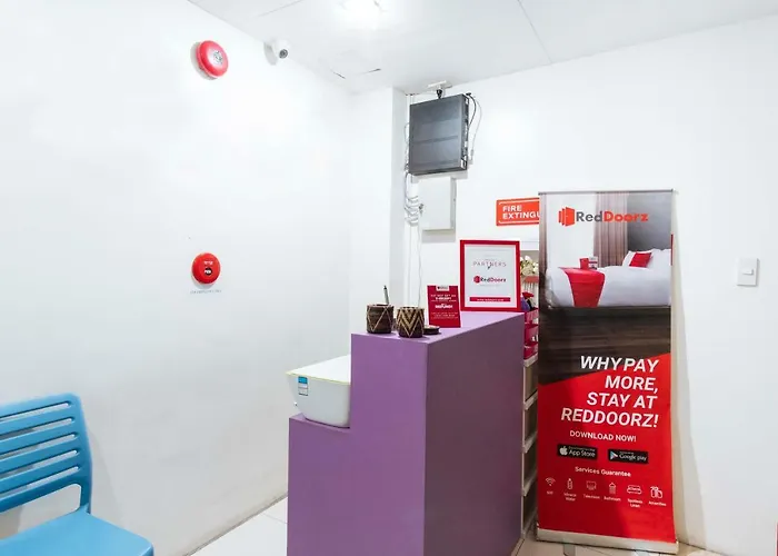 Hotel Reddoorz Near Robinsons Place 3*